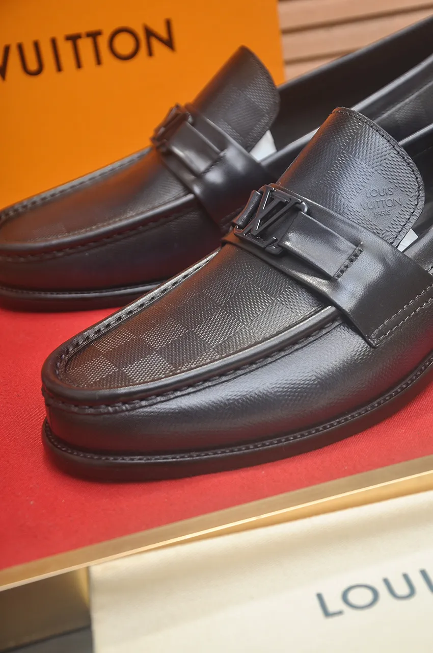 Men's men's shoes 💰540💶 [LV] (original single cowhide lining) 🍀LV's latest genuine leather business suit shoes are launched simultaneously on the official website. The first-layer cowhide imported from Italy is made of heavy gold, 💥official website 1:1 rubber outsole. Versatile to wear, high-end without losing class, and the color combination is extraordinary. This four-season style is alluring when worn on your feet, showing off your big-name flair. Standard code 39-45 (45 customized)
